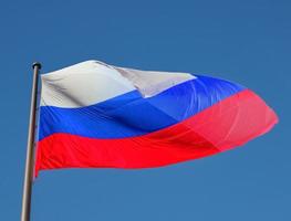 Bandera rusa de Rusia sobre el cielo azul foto