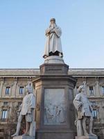 Monumento a leonardo da vinci en milán foto