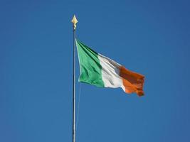 Bandera irlandesa de Irlanda sobre el cielo azul foto