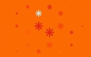 Fondo de vector naranja claro con copos de nieve de Navidad.