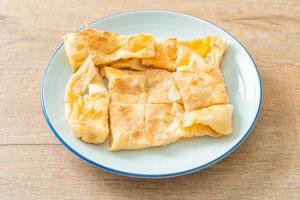 roti con huevo y leche condensada azucarada foto