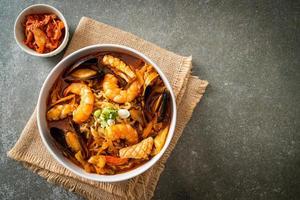 jjamppong - sopa de fideos con mariscos coreana foto