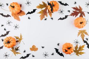 producir calabazas, hojas de otoño en la mesa de madera foto