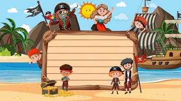 Tabla de madera vacía con muchos niños piratas en la playa. vector