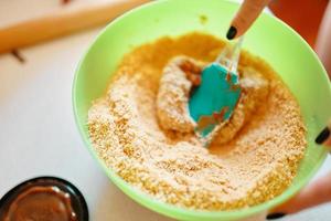 mezclar ingredientes para pastel