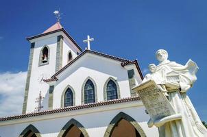 Hito de la iglesia católica cristiana portuguesa en el centro de la ciudad de Dili, Timor Oriental foto