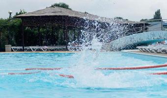 chapotear en la piscina foto