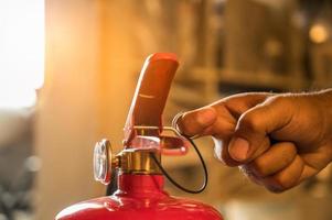 Cerrar mano bombero usando extintor de incendios.