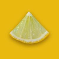 rodaja de limón y lima y cítricos frescos sobre fondo amarillo. foto