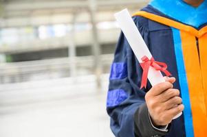 Cierre de graduación sosteniendo el concepto de educación de tapa de graduación