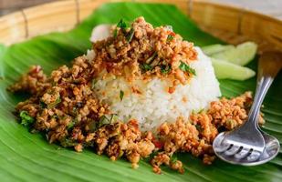 comida callejera tailandesa arroz frito picante cerdo