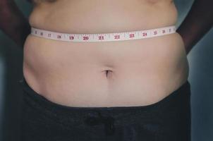 cuerpo humano y grasa corporal, panza o vientre y sobrepeso de personas. foto