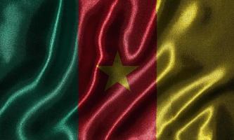 papel pintado de la bandera de Camerún y bandera ondeando por tela. foto