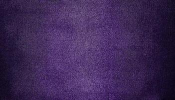 Fondo y papel tapiz de tela violeta y textil a rayas. foto
