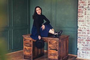 mujer posando en una mesa de madera foto