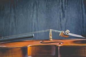 el violín sobre la mesa, instrumento musical clásico utilizado en la orquesta. foto