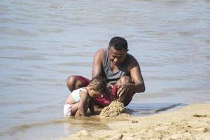 sorong, indonesia 2021- padre e hijo foto