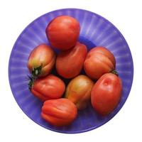 tomates en un tazón morado