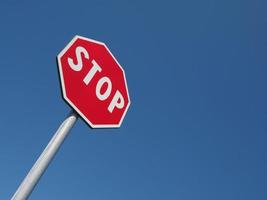 señal de stop sobre cielo azul foto