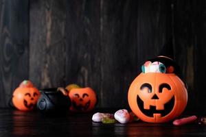 fondo de halloween con jack o lanterns calabazas con dulces foto