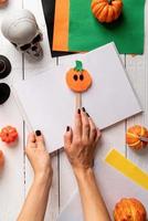 Hacer manualidades con marcadores de calabaza de halloween foto