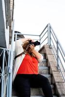 mujer de talla grande fotógrafa al aire libre foto