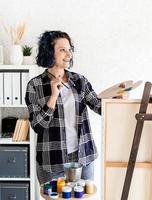 Mujer creativa con pintura de cabello teñido de azul en su estudio foto