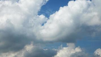 Himmel mit Wolkenzeitraffer an einem Morgen. video