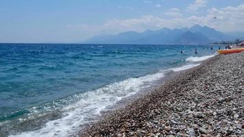 cailloux et montagnes de toros vue sur la plage de konyaalti à antalya video