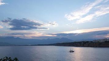 vue cinématographique des montagnes et des falaises de toros au coucher du soleil à antalya video