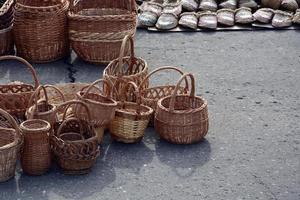 cestas de mimbre de diferentes formas y tamaños foto