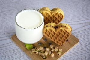 galletas en forma de corazón con una taza de leche foto