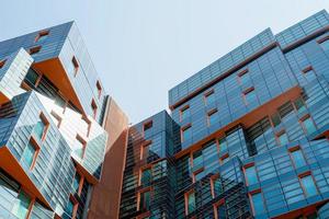 Moderno edificio de oficinas o apartamentos con paredes de cristal en el centro de la ciudad. foto