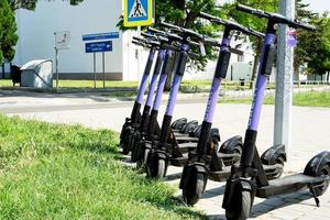 anapa, rusia 2021- scooters eléctricos urent en una fila en un estacionamiento foto