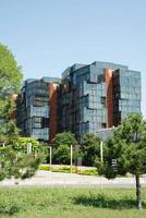 el moderno edificio de apartamentos con carriles verdes foto