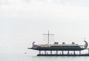 yalta 2021- el restaurante está diseñado en forma de barco foto