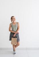 Mujer sonriente sosteniendo bolsas de compras ecológicas y tarjeta de crédito