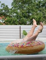 piernas masculinas en el anillo de natación inflable foto