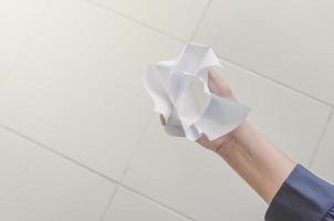 sin idea y concepto de falla, mano humana sosteniendo papel arrugado y basura. foto