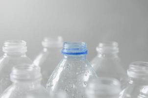 botellas vacías para reciclar, campaña para reducir el plástico y salvar el mundo. foto