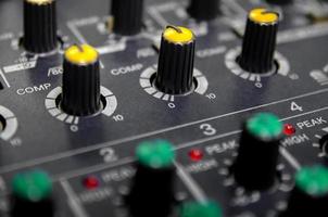 Consola mezcladora de audio y mezcla de sonido con botones y controles deslizantes. foto