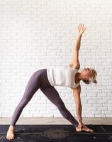 Atractiva mujer joven practicando yoga, vistiendo ropa deportiva foto
