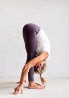 Atractiva mujer joven practicando yoga, vistiendo ropa deportiva foto