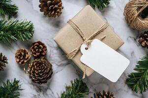 Cajas de regalo con pequeños obsequios sobre cemento blanco. foto