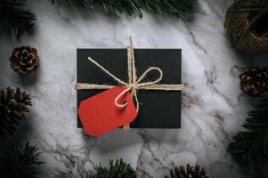 Cajas de regalo con pequeños obsequios sobre cemento blanco. foto