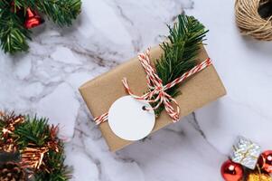 Cajas de regalo con pequeños obsequios sobre cemento blanco. foto