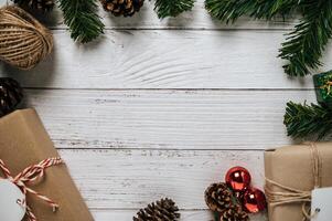 pequeño regalo usado para decorar el árbol de navidad foto