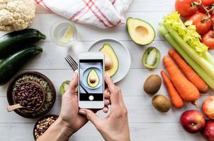 manos femeninas tomando una foto de comida sana vista superior laicos