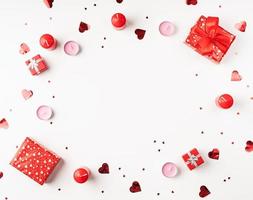 Fondo del día de San Valentín con velas, regalos, corazones y confeti.