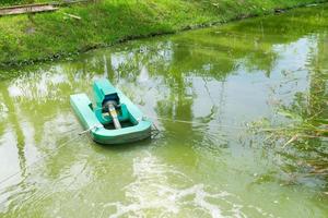 máquina de limpieza de agua en un estanque foto